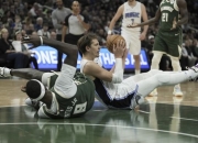 开云体育app-雄鹿抢分失败，惨遭逆转输球