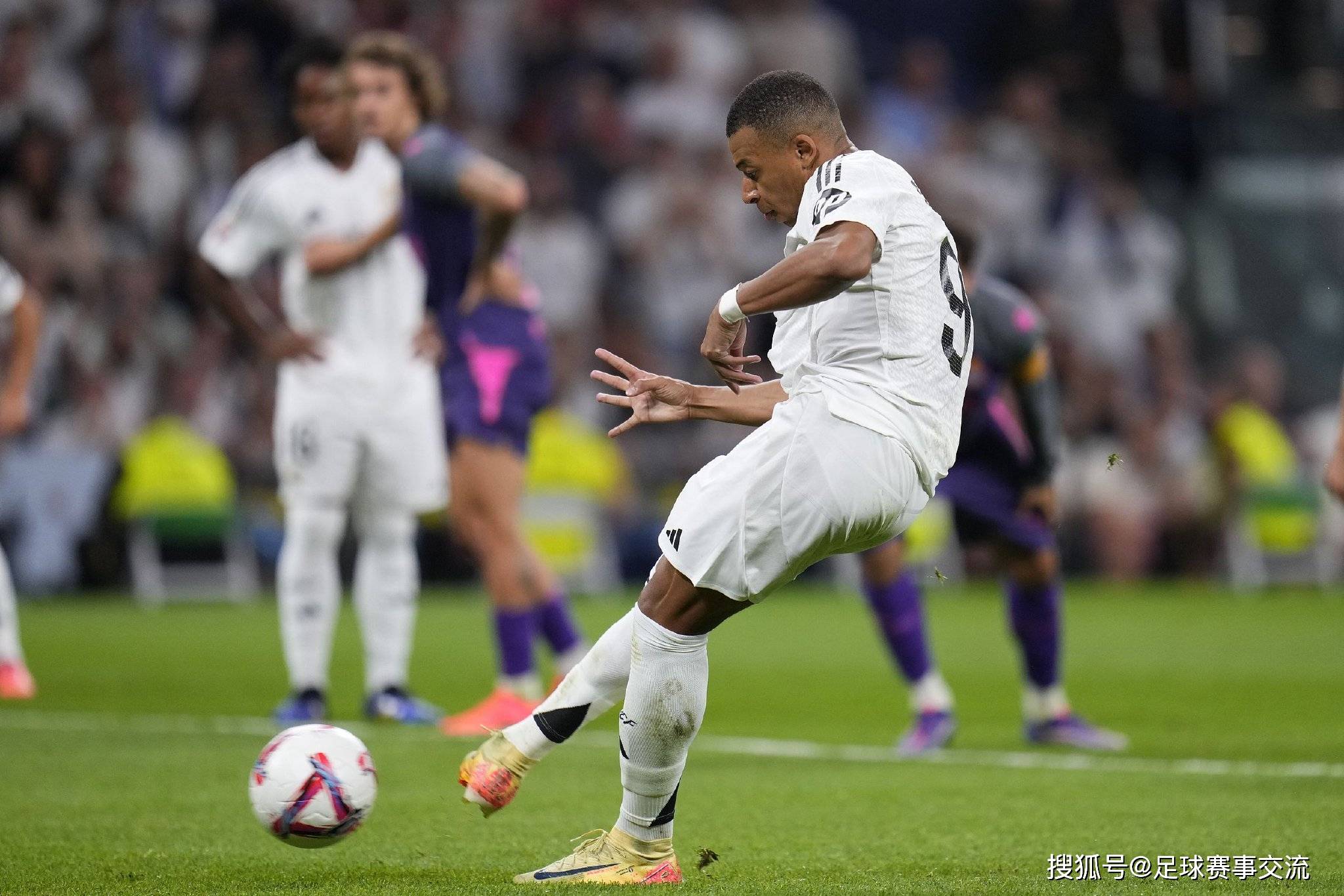 关于莱加内斯球员勇夺三分，大步前进的信息