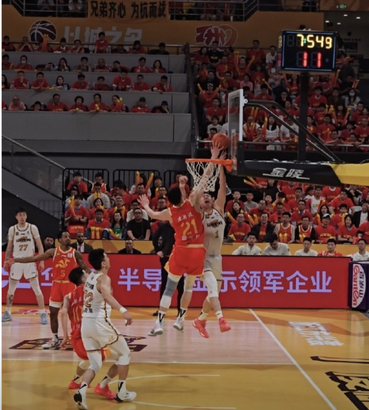 篮球赛事中球队陷入困境寻求突破