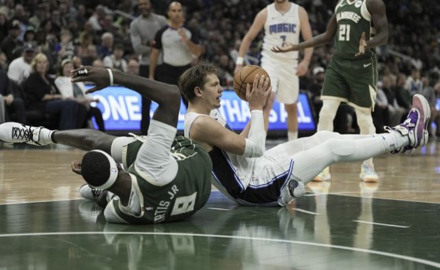 雄鹿抢分失败，惨遭逆转输球