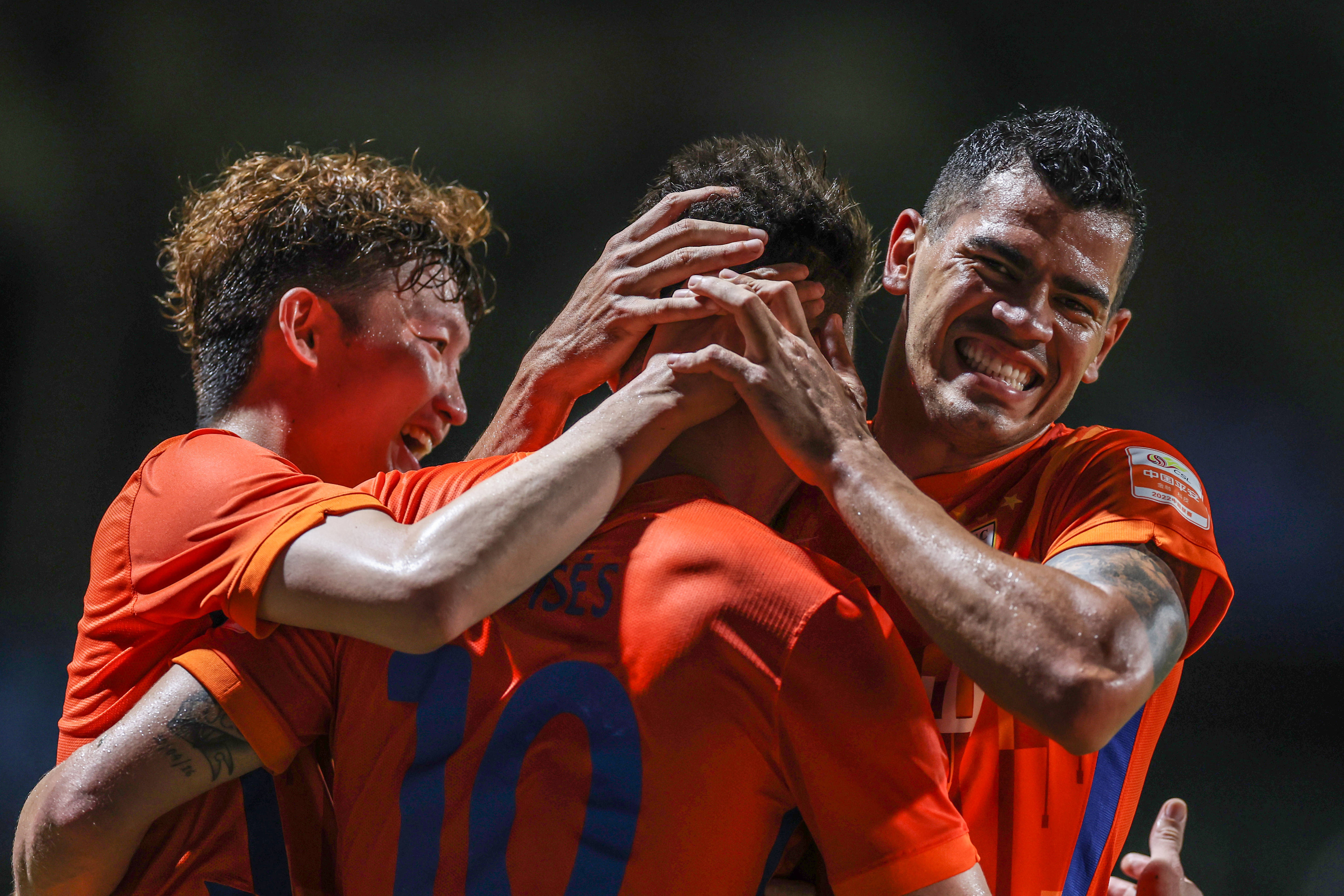 关于比赛后续:胜利者秀出庆祝动作的信息 关于比赛后续:胜利者秀出庆祝动作的信息