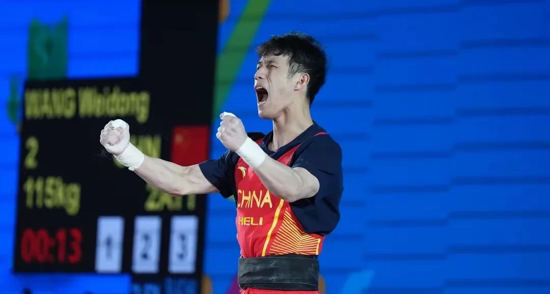 关于举重选手力压群雄，夺魁称王的信息