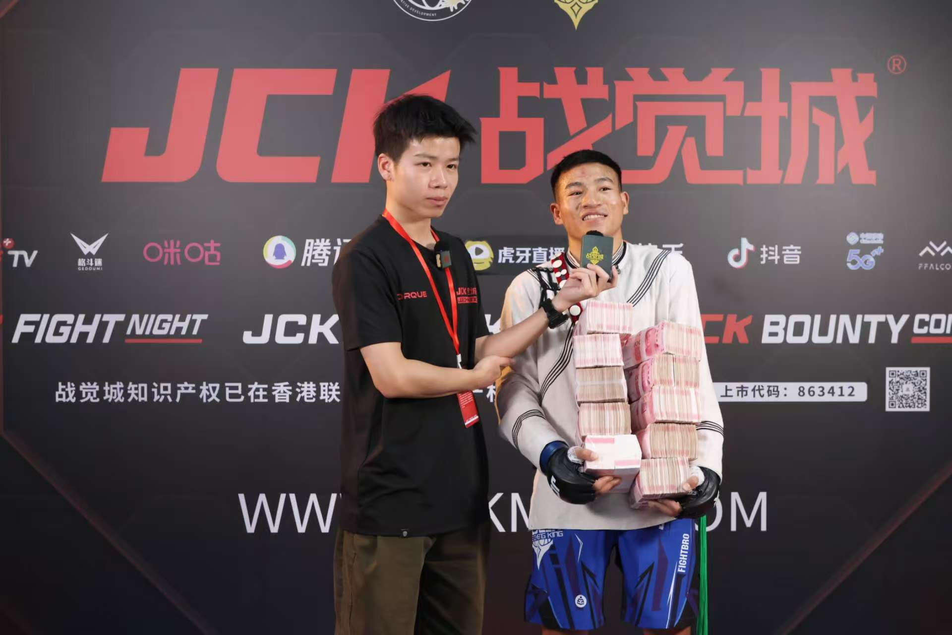 拳击官方发布赛后数据,表现引争议 拳击官方发布赛后数据,表现引争议